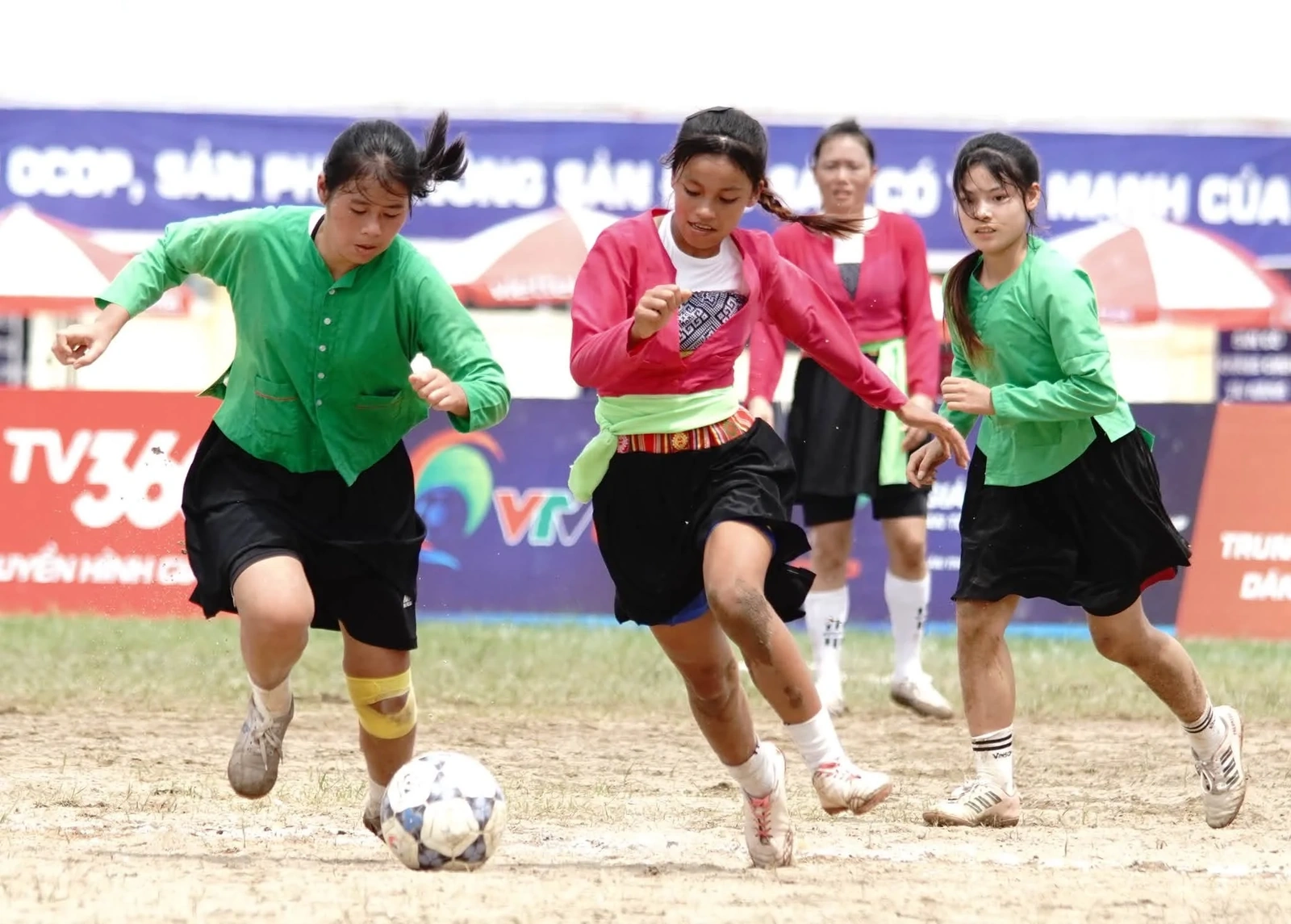 Khi phụ nữ chơi bóng đá