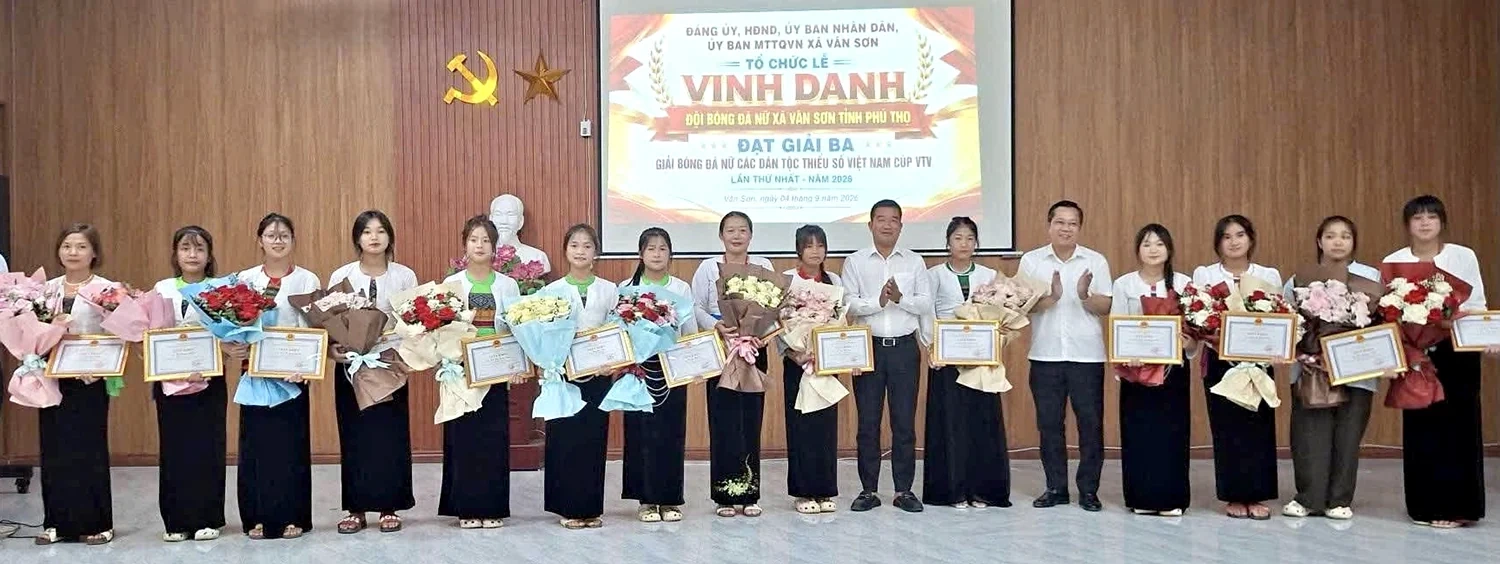 Khi phụ nữ chơi bóng đá