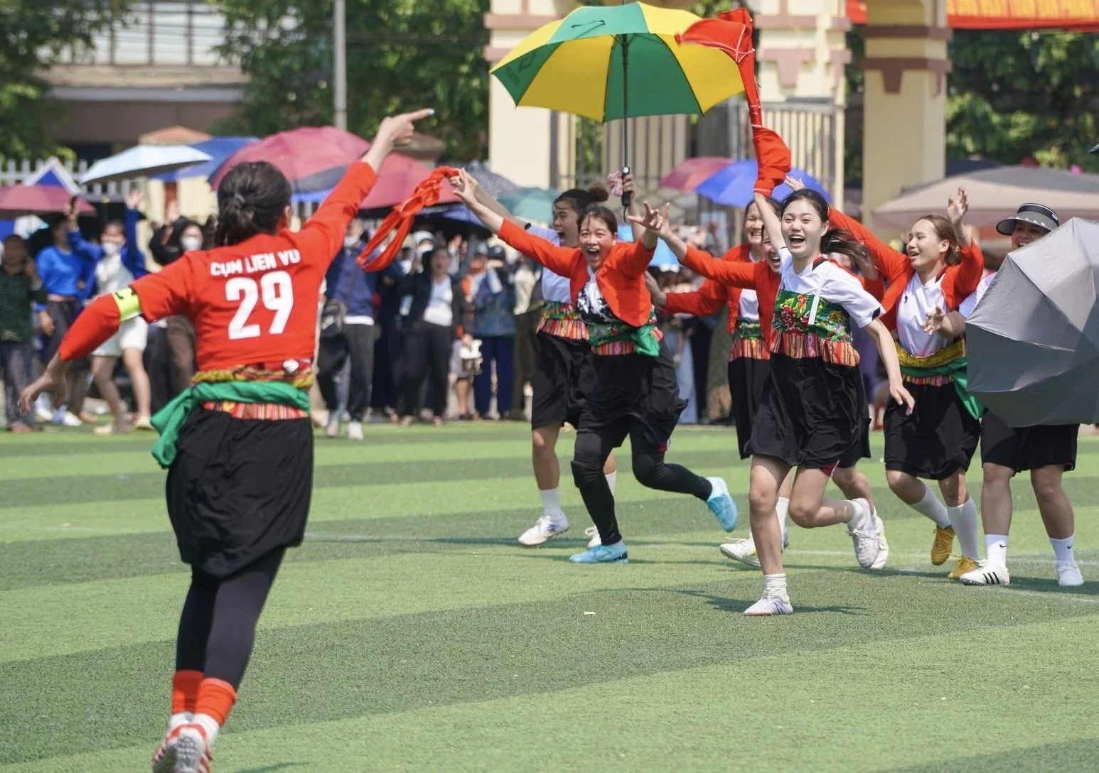 Khi phụ nữ chơi bóng đá