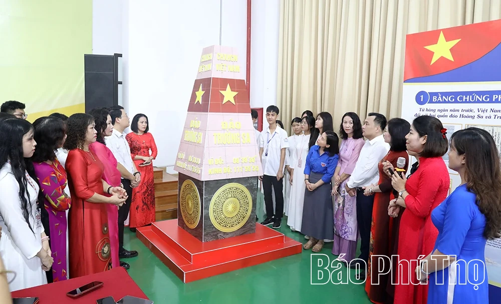 Trưng bày hơn 200 hình ảnh, tư liệu về Hoàng Sa, Trường Sa tại Trường THPT Công Nghiệp