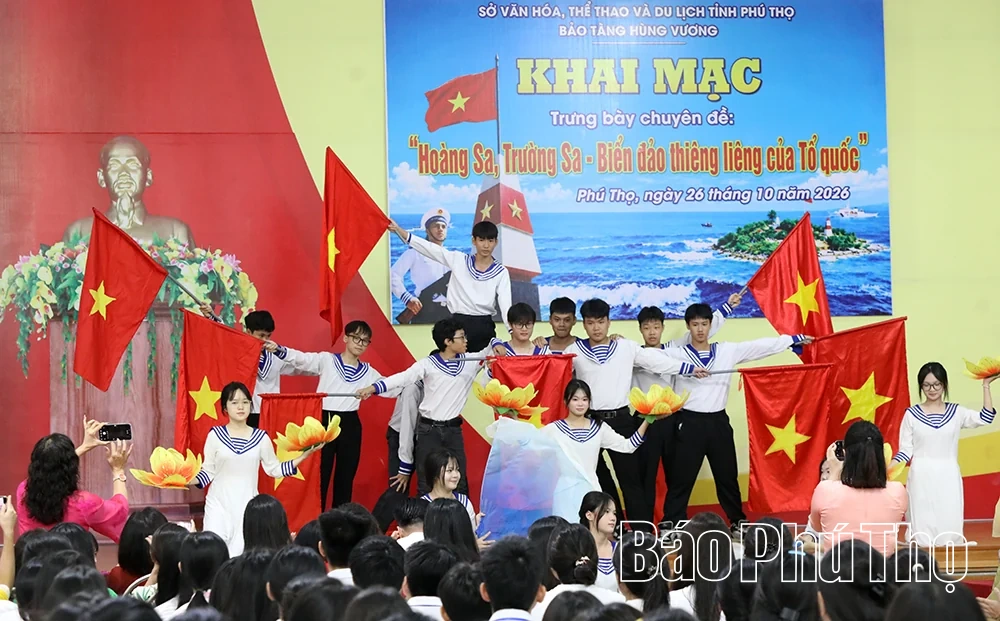 Trưng bày hơn 200 hình ảnh, tư liệu về Hoàng Sa, Trường Sa tại Trường THPT Công Nghiệp