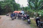 Người dân lập chốt chặn xe chở rác ở xã Chí Đám