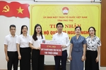 Agribank chi nhánh tỉnh trao 100 triệu đồng ủng hộ Quỹ “Vì người nghèo” tỉnh