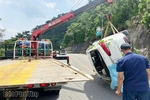 Xe ô tô 4 chỗ mất lái lao xuống vực tại Tam Đảo