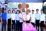 Đồng chí Bùi Đức Hinh - Phó Bí thư Tỉnh ủy, Chủ tịch Uỷ ban MTTQ tỉnh thăm, tặng quà gia đình người có công tại xã Cao Phong
