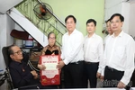 Chủ tịch UBND tỉnh Trần Duy Đông thăm, tặng quà các gia đình chính sách tại phường Vĩnh Yên