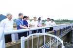 Phó Chủ tịch UBND tỉnh Đinh Công Sứ kiểm tra, chỉ đạo công tác khắc phục hoàn lưu bão số 10 khu vực Hoà Bình