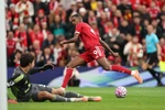 Các cựu danh thủ kêu gọi Liverpool loại bỏ Isak