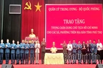 Trao tặng Tượng chân dung Chủ tịch Hồ Chí Minh