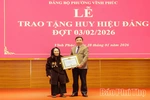 Phó Bí thư Tỉnh ủy Bùi Huy Vĩnh trao Huy hiệu Đảng tặng đảng viên phường Vĩnh Phúc