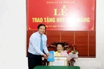 Phó Bí thư Tỉnh ủy Nguyễn Mạnh Sơn trao tặng Huy hiệu 80 năm tuổi Đảng