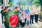 Dâng hương tưởng niệm tại Nghĩa trang liệt sĩ mặt trận Tu Vũ