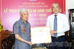 Bí thư Tỉnh ủy Phạm Đại Dương trao tặng Huy hiệu Đảng cho các đồng chí nguyên lãnh đạo chủ chốt