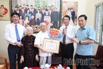 Trao Huy hiệu 70 năm và 45 năm tuổi Đảng cho đảng viên Đảng bộ phường Việt Trì