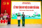 Đảng bộ Sư đoàn 304 trao tặng Huy hiệu 30 năm tuổi Đảng