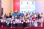 Trao quà cho 200 trẻ em có hoàn cảnh khó khăn tại xã Cẩm Khê