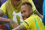 Ảnh Neymar gục ngã gây bão toàn cầu