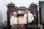 Trao Huy hiệu 70 năm tuổi Đảng cho đảng viên lão thành