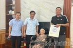 Trung tâm Y tế khu vực Hạ Hòa tặng quà Mẹ Việt Nam anh hùng