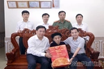 Chủ tịch UBND tỉnh Trần Duy Đông thăm, tặng quà gia đình chính sách tại xã Tam Dương