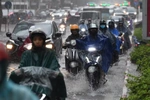 Thời tiết ngày 30/7: Mưa dông tiếp tục bao trùm cả 3 miền, nền nhiệt giảm