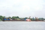 Trục vớt tàu chìm trên sông Lô