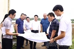 Phó Chủ tịch UBND tỉnh Vũ Việt Văn kiểm tra thực địa vị trí nghiên cứu quy hoạch điểm đổ chất thải rắn xây dựng và bùn thải