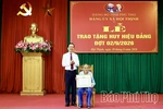 Phó Chủ tịch UBND tỉnh Quách Tất Liêm trao Huy hiệu Đảng tặng đảng viên Đảng bộ xã Hội Thịnh