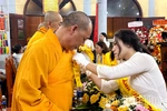 Chùa Tích Sơn tổ chức Đêm Vu Lan - Bông hồng cài áo