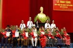Chủ tịch Ủy ban Trung ương Mặt trận Tổ quốc Việt Nam Bùi Thị Minh Hoài trao tặng Huy hiệu 80 năm tuổi Đảng tại Phú Thọ