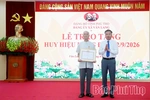 Trao Huy hiệu Đảng đợt 2/9 tại xã&nbsp;Văn Lang