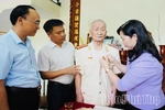 Trao Huy hiệu 70 năm tuổi Đảng tặng đảng viên Nguyễn Văn Chè, xã Hoàng An