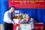 Phó Bí thư Tỉnh ủy Nguyễn Mạnh Sơn trao Huy hiệu 80 năm tuổi Đảng tặng đảng viên lão thành