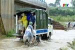 Công an xã hỗ trợ người dân qua ngầm tràn