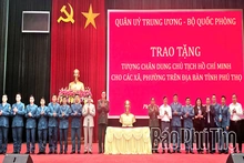 Trao tặng Tượng chân dung Chủ tịch Hồ Chí Minh