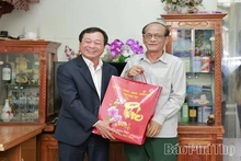 Phó Bí thư Thường trực Tỉnh ủy Bùi Văn Quang thăm, tặng quà Tết người có công