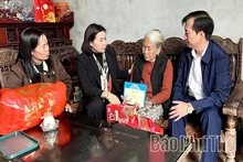 Phó Chủ tịch UBND tỉnh Phùng Thị Kim Nga trao quà Tết tặng các hộ nghèo xã Tam Sơn