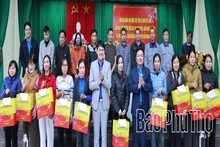 Trao quà Tết tặng công nhân lao động có hoàn cảnh khó khăn tại Khu công nghiệp Thụy Vân