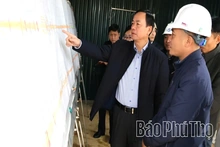 Vice Chairman Quach Tat Liem Inspects Hoa Binh - Moc Chau Expressway Project and Presents Tet Gifts to Workers