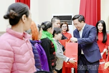 Chủ tịch UBND tỉnh Trần Duy Đông trao 100 suất quà Tết tặng các gia đình chính sách, hộ khó khăn tại phường Vĩnh Phúc và Vĩnh Yên