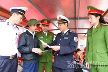 Giữ bình yên trên sóng nước mùa lễ hội