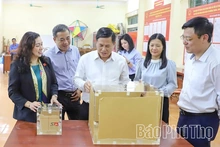 Phó Chủ tịch UBND tỉnh Đinh Công Sứ kiểm tra công tác chuẩn bị bầu cử tại các xã Mường Thàng, Thung Nai và Cao Phong