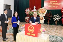 Deputy Secretary of the Provincial Party Committee and Chairman of the Provincial People’s Council Bui Duc Hinh Attends Opening Ceremony and Casts Vote in Cao Phong Commune