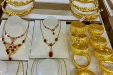 Giá vàng tiếp tục “lao dốc”, người mua vàng từ đỉnh lỗ gần 23 triệu đồng/lượng chỉ sau 3 tuần