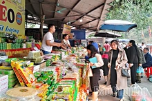 Nở rộ dịch vụ “ăn theo” mùa lễ hội