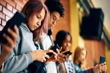 Thói quen lướt mạng liên tục gây ảnh hưởng như thế nào đến não bộ?