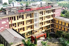 Tiếp nhận cán bộ quản lý, giáo viên, nhân viên của Trường Trung cấp Kỹ thuật - Nghiệp vụ Sông Hồng