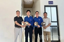 500 chiếc quạt mo cau tặng miễn phí cho du khách dâng hương tại Đền Hùng