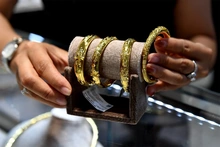 Giá vàng hôm nay 20/4/2026 rơi thẳng đứng, vàng trong nước lao dốc