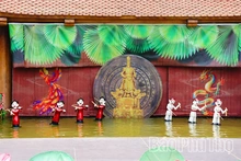 Trình diễn múa rối nước trên Đất Tổ Vua Hùng